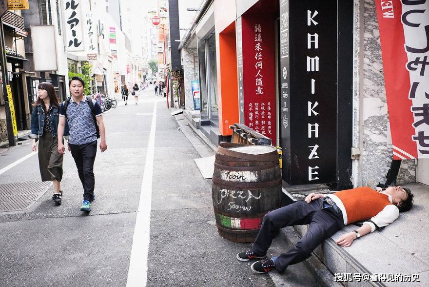 摄影师拍摄的20张日本人醉酒照片 揭示了日本酒鬼的丑陋一面