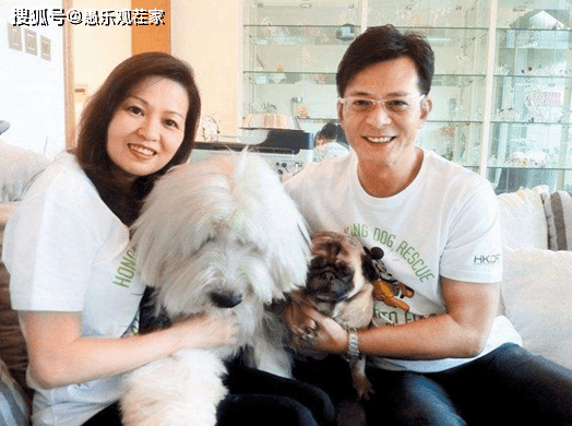 59岁黄日华再谈丧妻之痛,表示对妻子亏欠太多