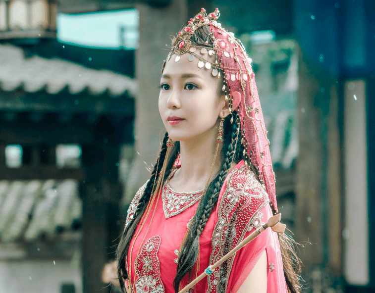 《狼殿下》演员年龄,肖战王大陆29,"宝娜"看着比李沁还少女