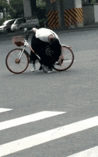 原创搞笑gif段子:小弟弟,我像你这么大的时候只会玩沙子.