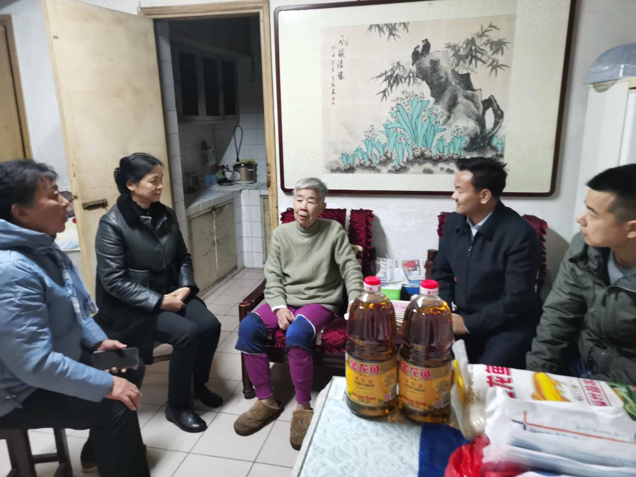 组长,副组长的陪同下,走进了填海巷社区老党员韦俊芳家中进行看望慰问