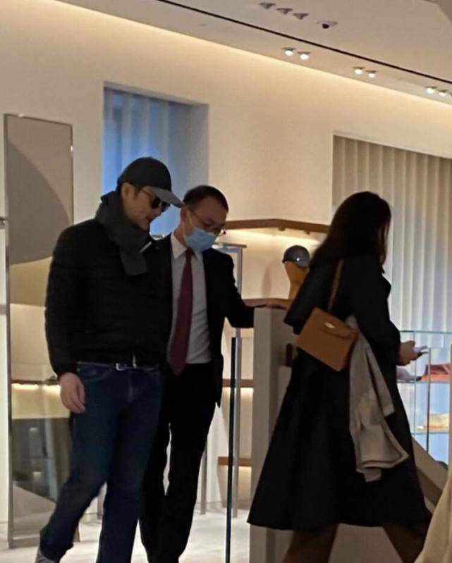网友偶遇袁咏仪带儿子逛街买包,母子俩有说有聊