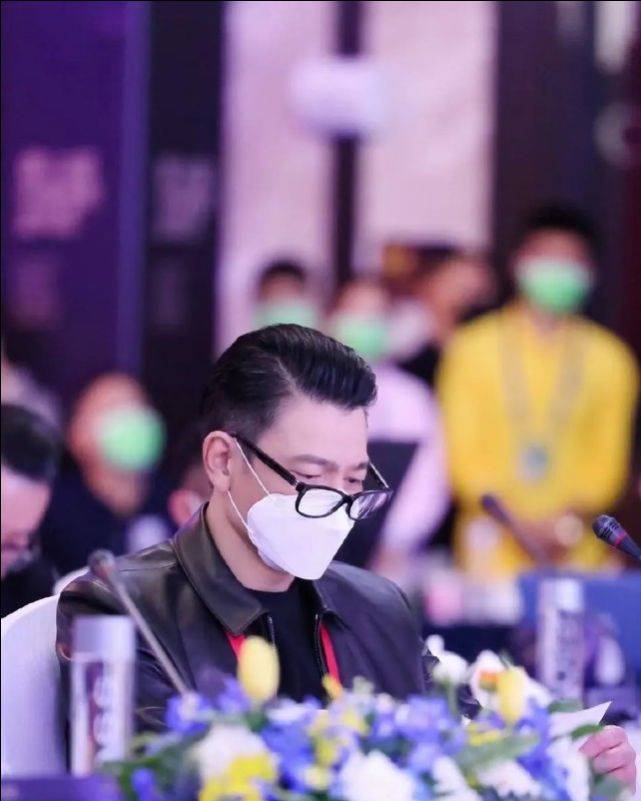 天王也老了!59岁刘德华戴老花镜看稿面容憔悴