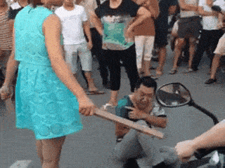 搞笑gif-只要心中有瑜伽,哪都可以做瑜伽!