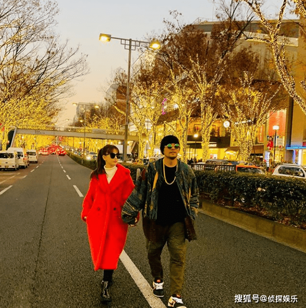 周杰伦昆凌乘豪华游艇出游,周董霸气搂着娇妻秀恩爱
