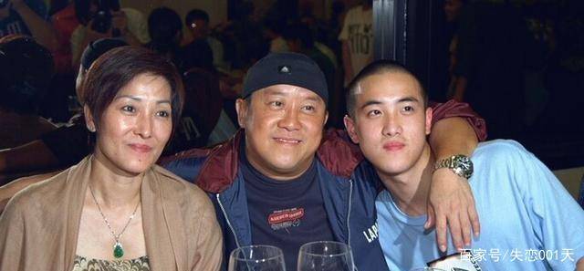 曾志伟的前妻和曾宝仪王美华的生母近暴露在阳光下