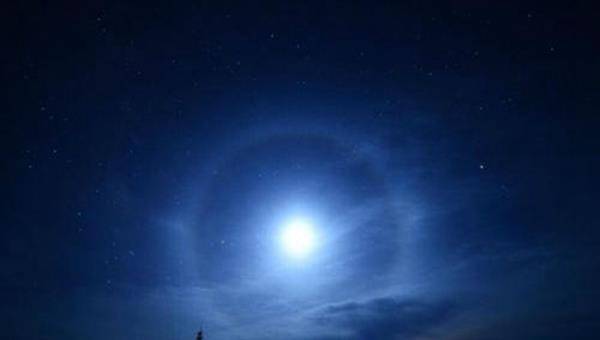 最罕见气象奇观:幻月,月亮周围形成彩色光环(美到窒息)