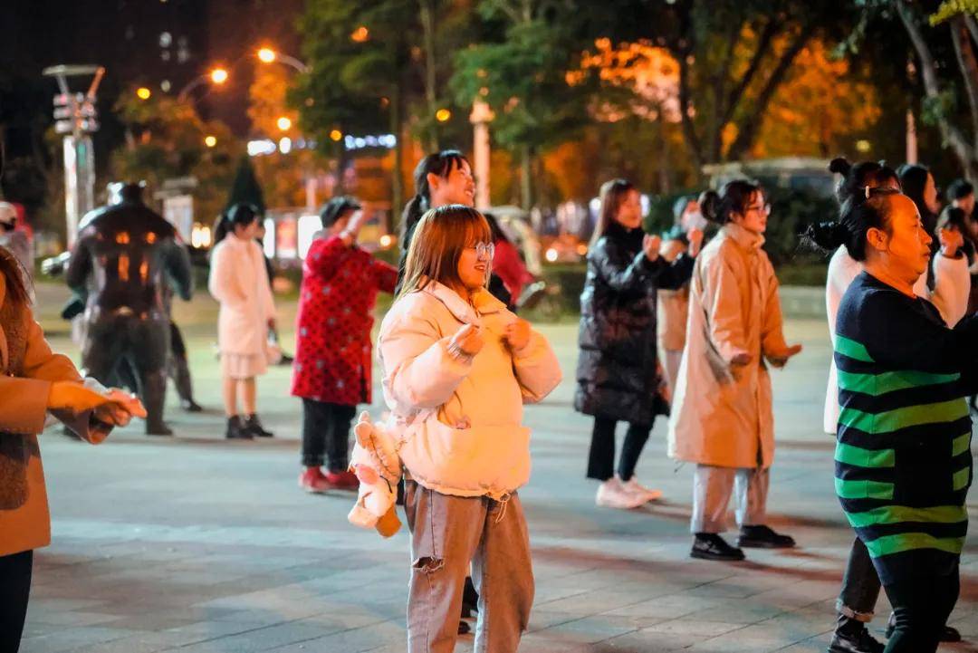 号外号外!金堂大学城的夜晚,一大波帅哥美女正在袭来!