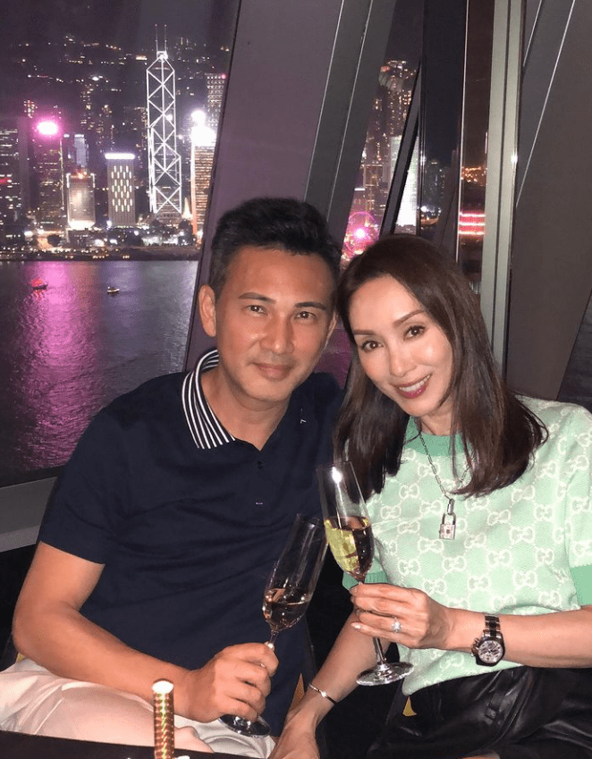 郭可盈51岁生日晒全家福,颜值不输小10岁弟媳熊黛林