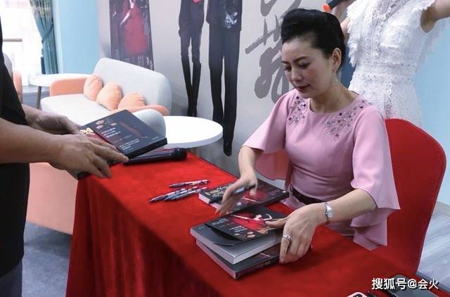 56岁朱军与妻子罕见同框,两人结婚27年仍恩爱?