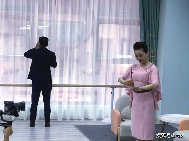 56岁朱军与妻子罕见同框,两人结婚27年仍恩爱?