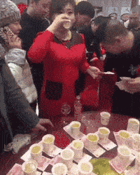 搞笑gif段子:谁知道这是什么仪式,看着也不像擦头发的