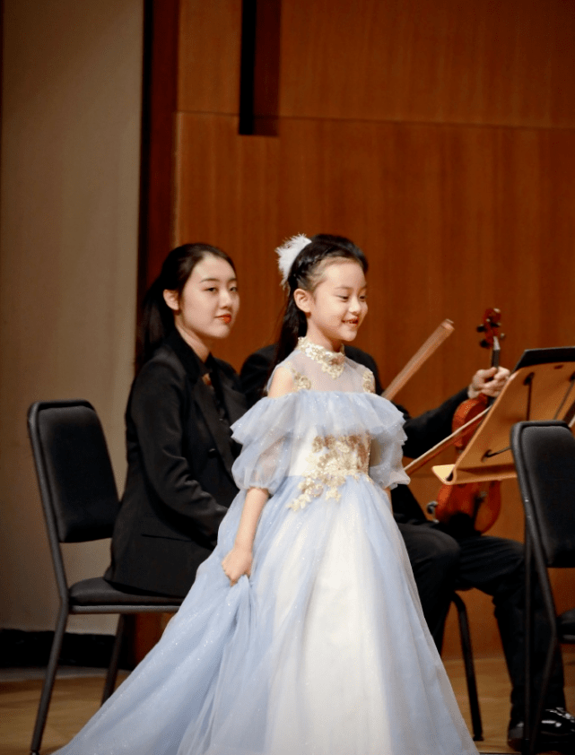8歲甜馨彈鋼琴自信大方！五官清秀很像賈乃亮，未更名仍叫賈雲馨 娛樂 第2張