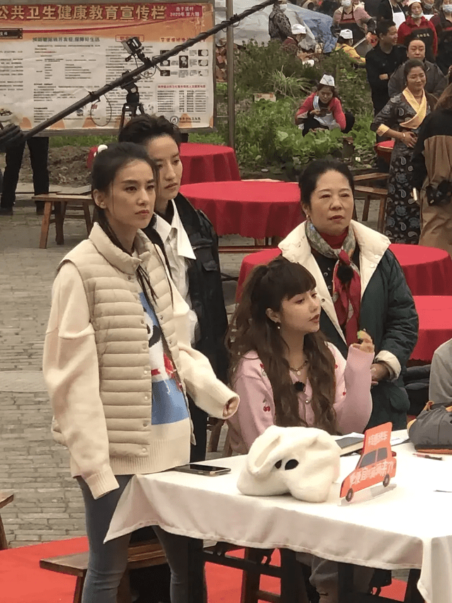 再怀孕?黄圣依节目现场路透衣服宽松孕肚明显