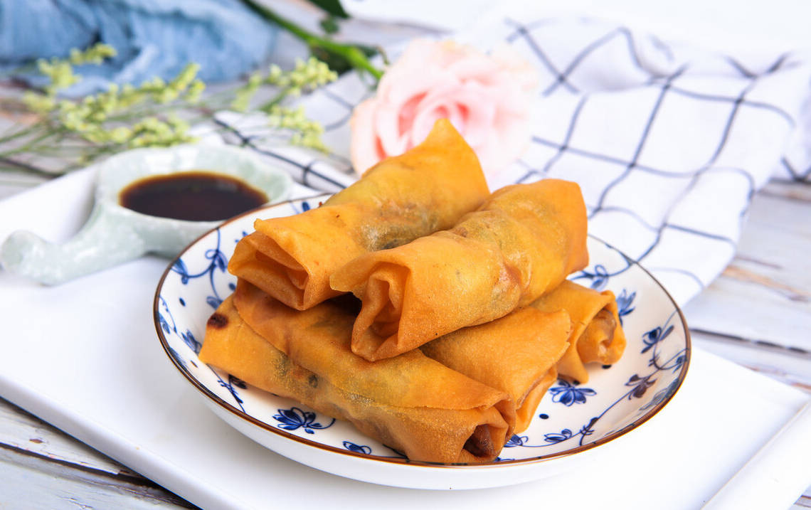 豆芽韭菜春卷,学会自己在家做美食,酥脆可口,超美味的家常菜