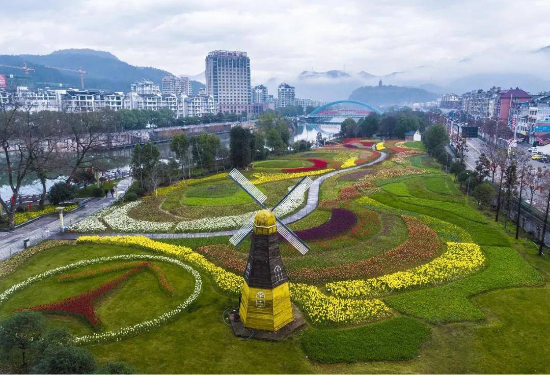 理塘丁真带动四川理塘gdp_理塘丁真