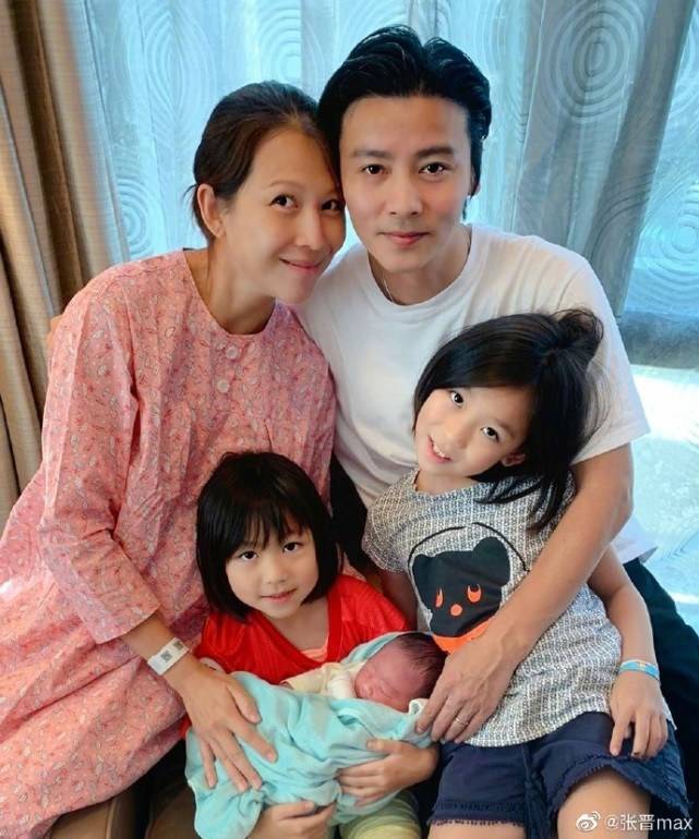 网友偶遇蔡少芬,又蹦又跳拍照超可爱