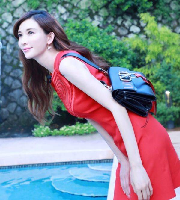 林志玲近照公开,脸型僵硬撞脸萧蔷