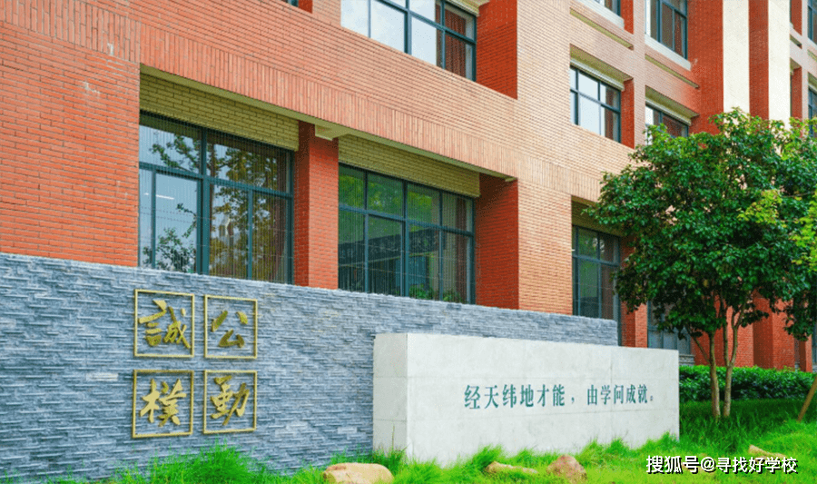 长沙市雅礼中学共建有教学楼,办公楼,综合楼,科学馆,图书馆,体育馆