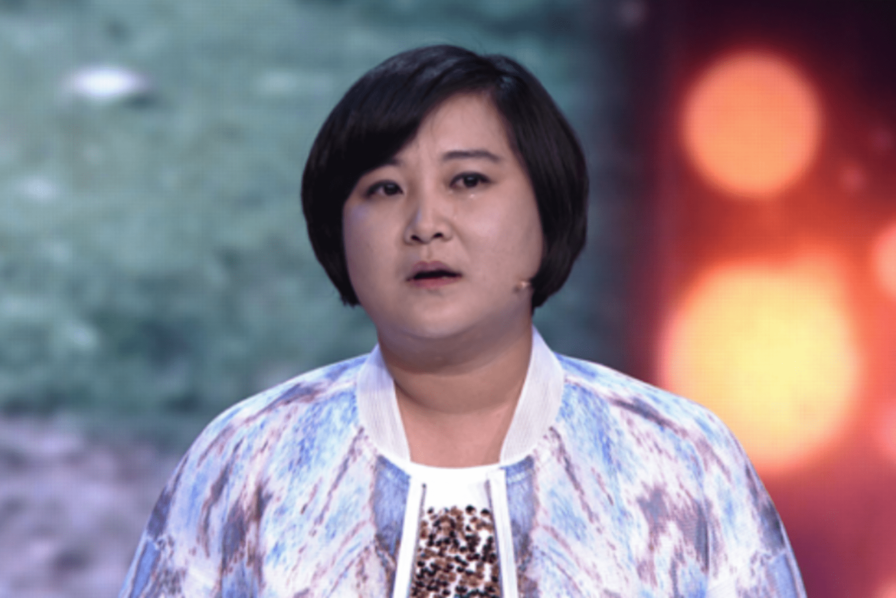 贾玲隐藏6年老公照片,真实颜值被爆后,网友:谁敢晒