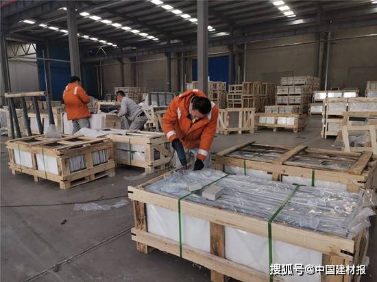 本溪鉴泰工业技术玻璃有限公司工人在将产品装箱