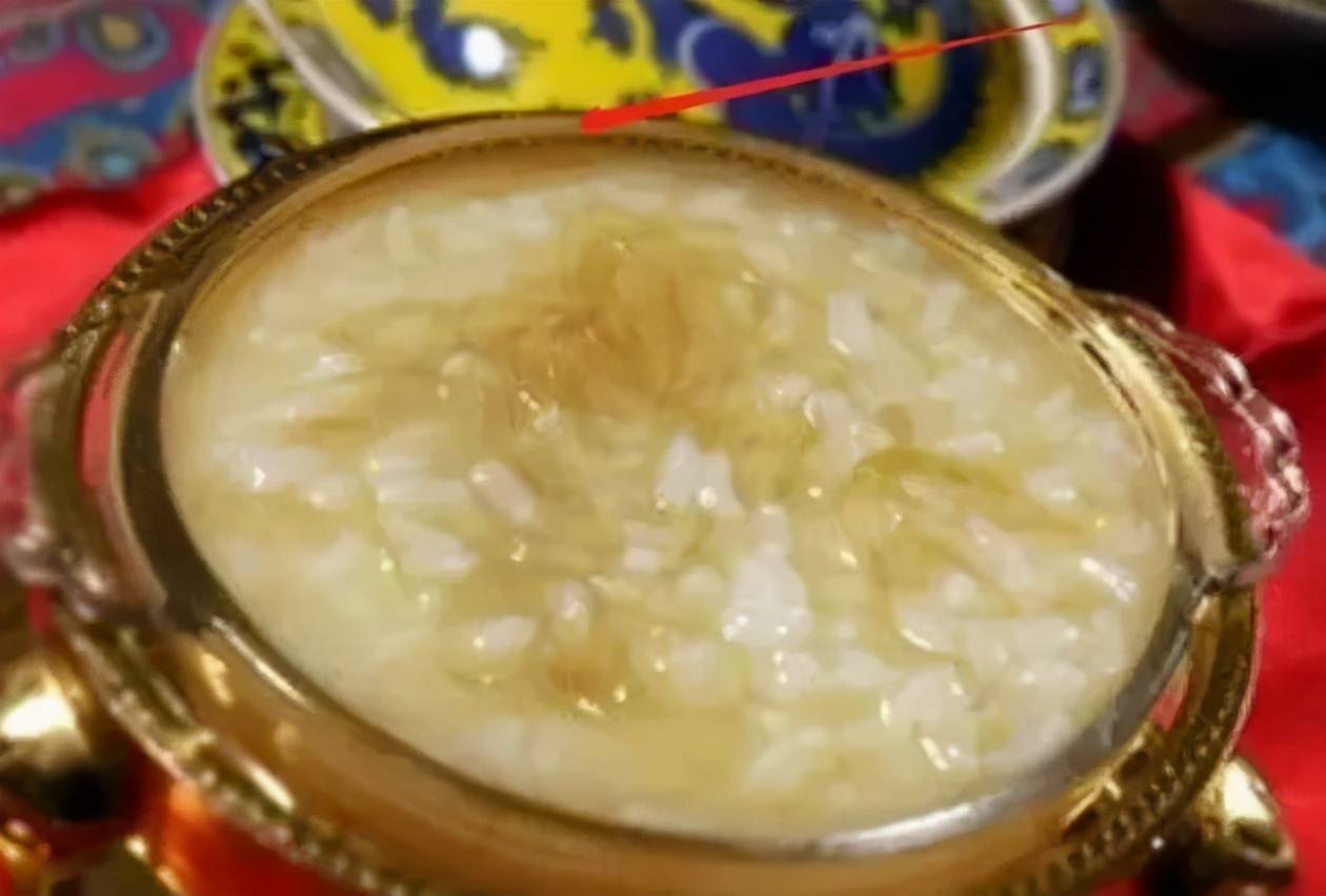 林心如女儿用的是黄金碗喝鱼翅粥,李湘女儿穿