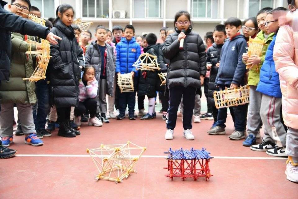 西安高新第四小学筷子搭桥挑战赛