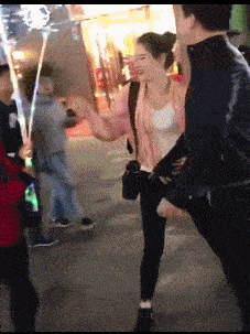 搞笑gif段子:妹子有想法,这下你男朋友不得不买了!