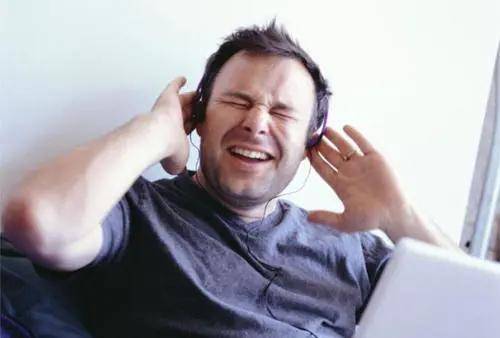 了,对于比较弱的声音又听不见,这就是他们听力中出现“重振现象”的。