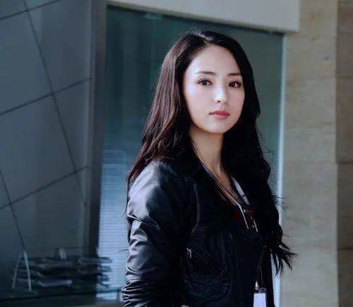 高云翔4岁女儿也开始代言？扎丸子头模特范十足