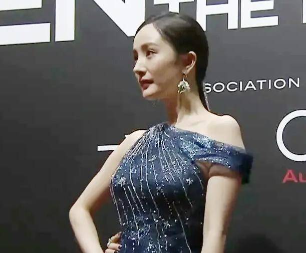 十分有个人的特点,但是从当晚的活动生图来看,杨幂的体态确实不如其他