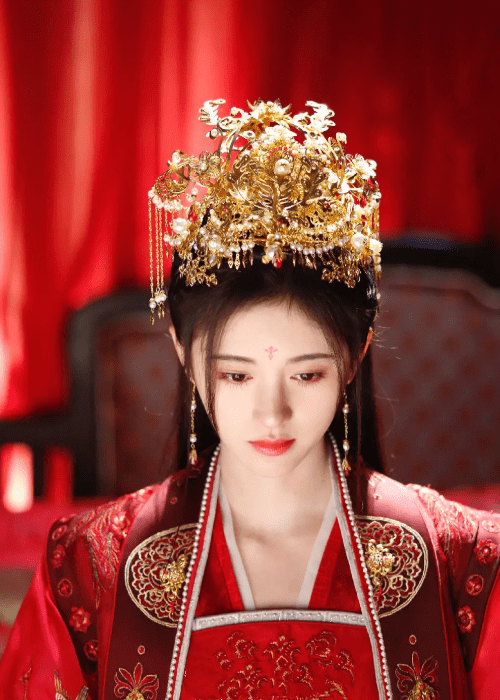 听说七阿姨模仿鞠婧祎穿同款的古装嫁衣,本来以为她是想要蹭《如意芳