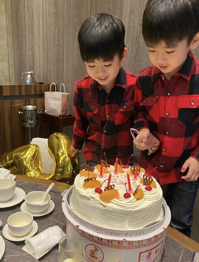 林志颖夫妇为双胞胎百丽官方网站入口儿子举办3岁生日合影四口