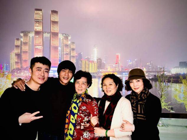 44岁陈坤晒全家福，家人颜值比他还高！独缺儿子
