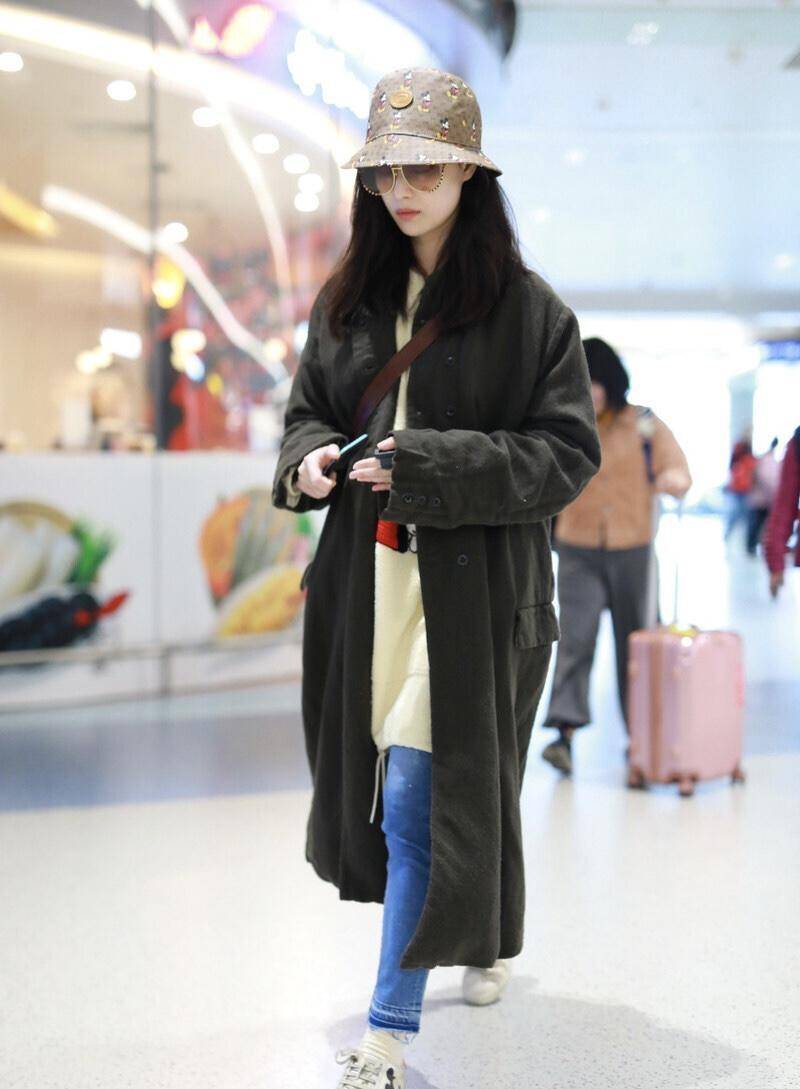 原创同是"谋女郎",倪妮的机场休闲风穿搭简约高级,气场全开