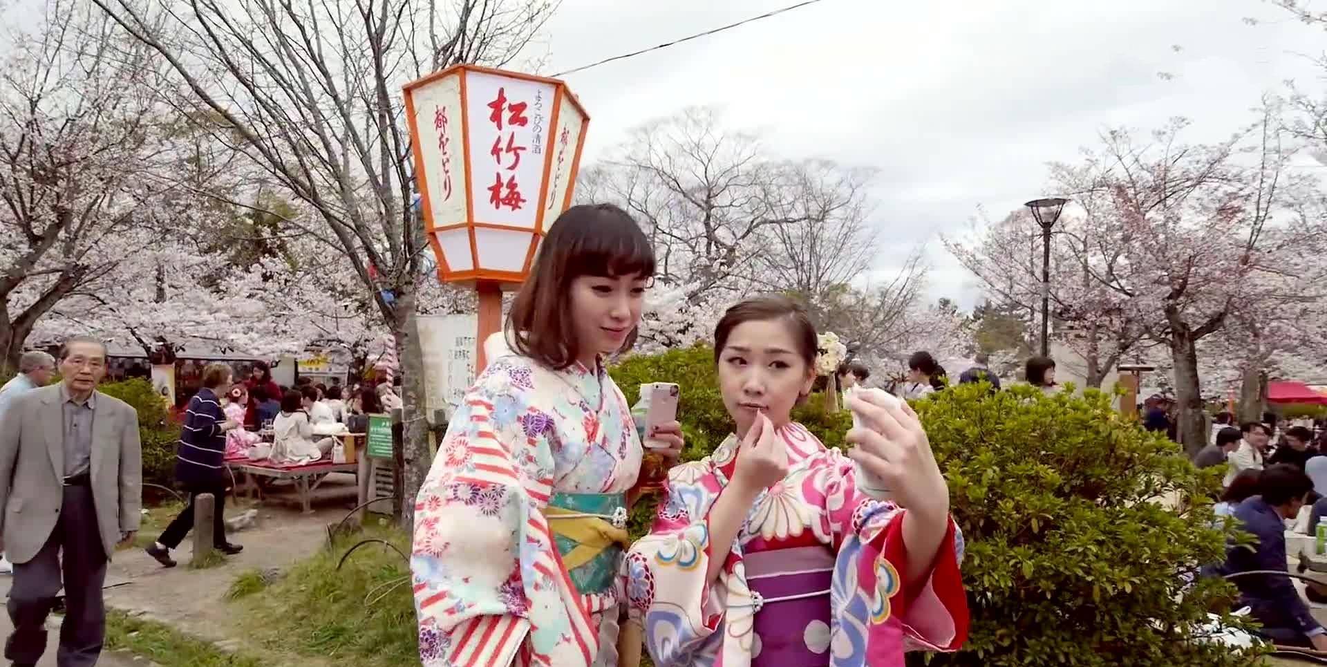 赛博体育官方网站-
俄罗斯游客喜欢到日本旅游 日本女人穿和服友好看待(图4)
