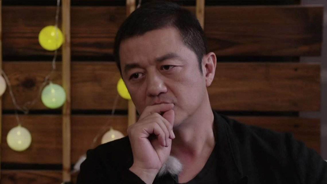 王菲女儿窦靖两鬓剃光完全就像男孩子，网友：