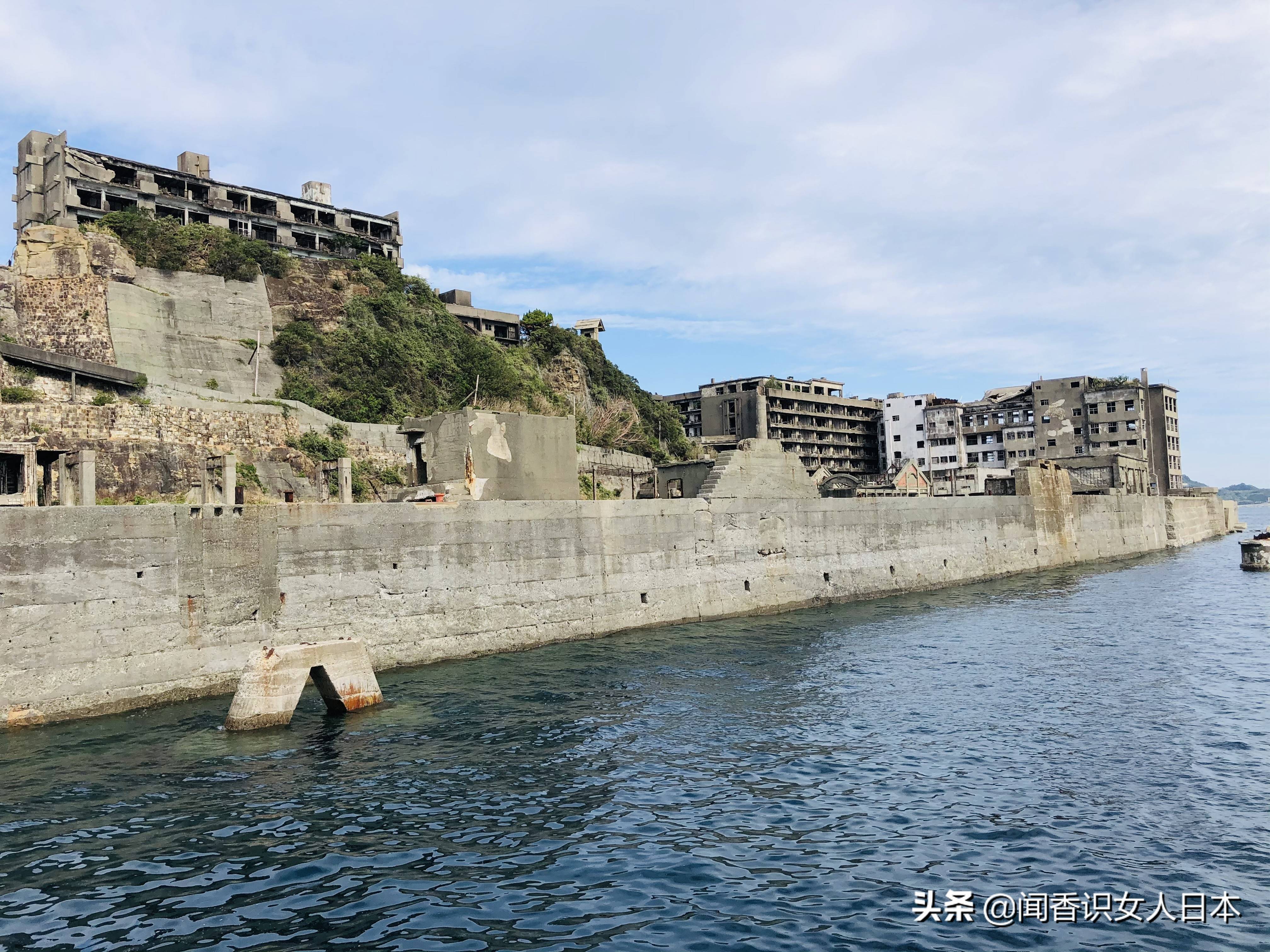 日本军舰岛,一座废弃的无人岛,现在是热门观光地,岛上废墟遍地