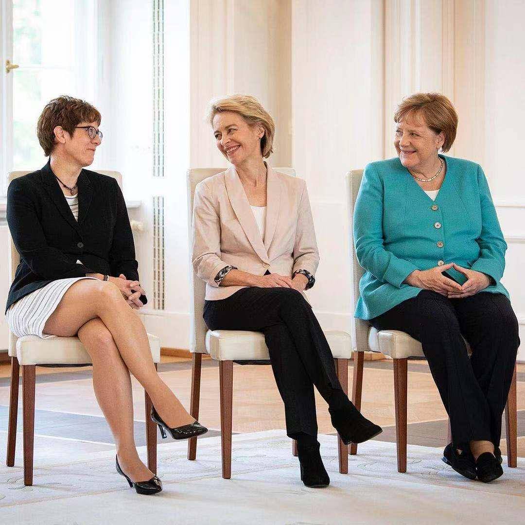 原创德国女总理默克尔,再拿全球最具影响力女性奖,干练西服穿到底