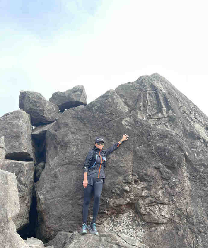 刘嘉玲晒登山照又飒又酷 登高山望远方意境唯美