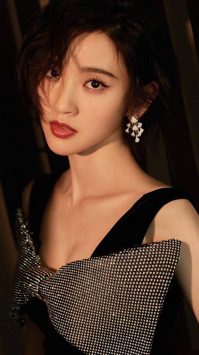 演员唐艺昕,小家碧玉,亭亭玉立,请看美女的写真照