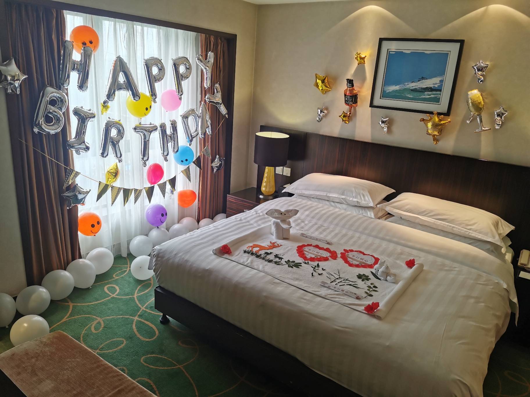 欢迎以及生日祝福,酒店为他精心布置了生日主题客房并准备了生日蛋糕