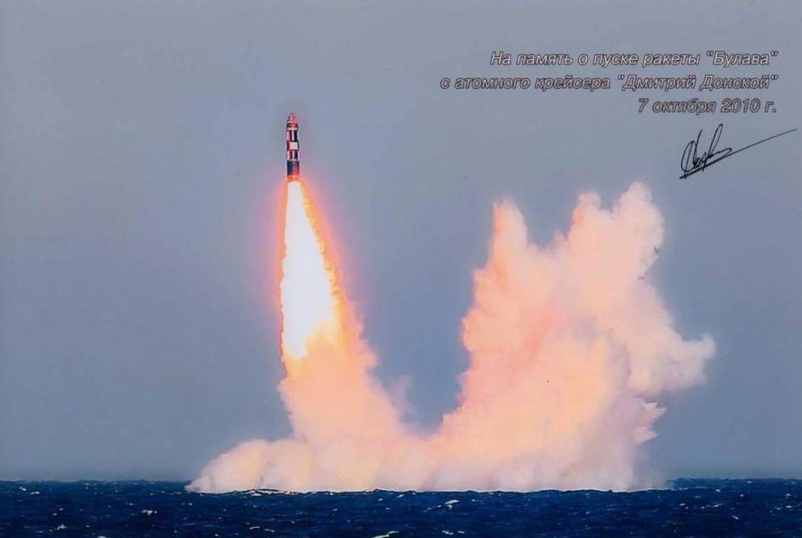 普京一声令下，陆海空齐射核导弹，俄军大秀三位一体核打击！