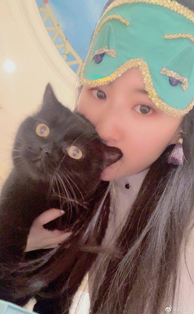 刘亦菲穿睡衣抱黑猫cos赫本，戴同款眼罩再现经典，她一直很励志_体能教练
