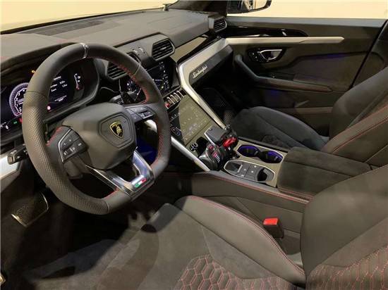 让兰博基尼urus看上去动感十足,前脸采用矩阵式led光源,内部导光带