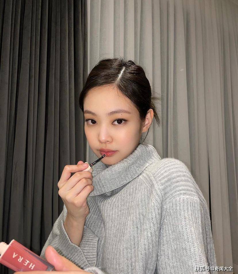 粉墨成员Jennie新晒照，可爱嘟嘴做Wink表情，冬日女友视角太好看_手机搜狐网