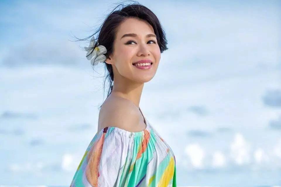 原创最丑港姐胡杏儿,老公被称为港姐杀手,俩儿子长相,却大不相同