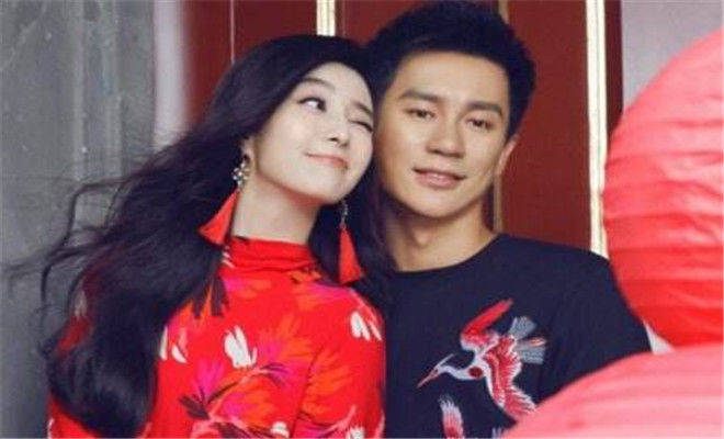 李晨升级当爸,和妻子饭后甜蜜散步,孕肚明显好事将近