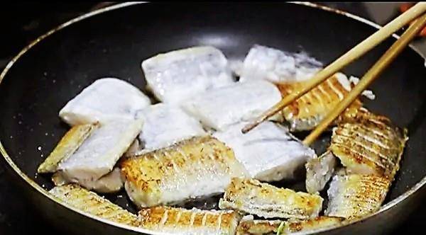 
大厨教你红烧带鱼正确做法 不挂糊 不油炸 鱼肉鲜嫩入味还不腥“BJL平台”(图6)