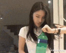 搞笑gif趣图:女生在喜欢人面前开瓶子的时候怎么拧都拧不开!